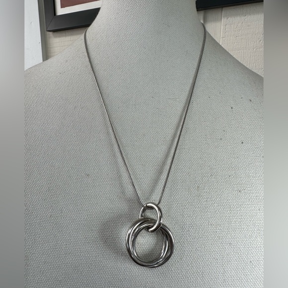 Lani Jewelry - Older silvertone floating circles necklace
